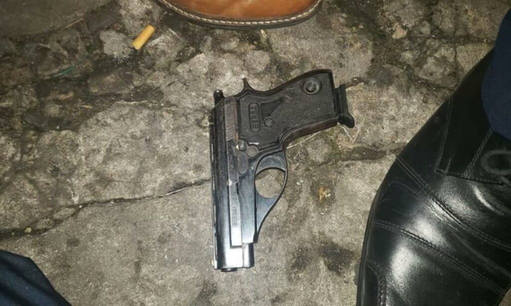 Increíble: una mujer publicó fotos de su hija de 9 años manipulando una pistola