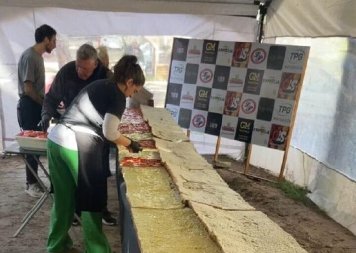 Elaboran el sandwich de milanesa más largo del mundo