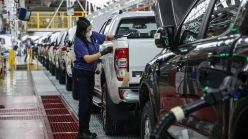 La producción de vehículos cae en mayo 10,6% y un 28% interanual