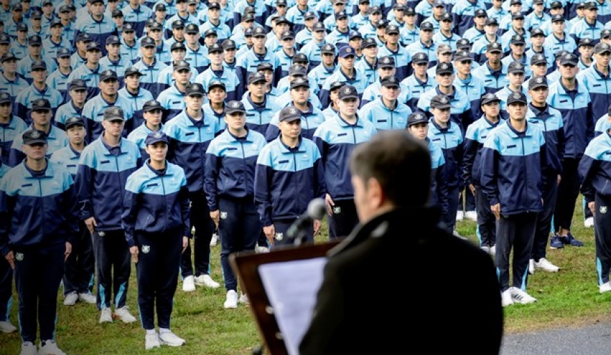 Más de 1.800 cadetes y futuros oficiales de Policía juraron fidelidad a la bandera