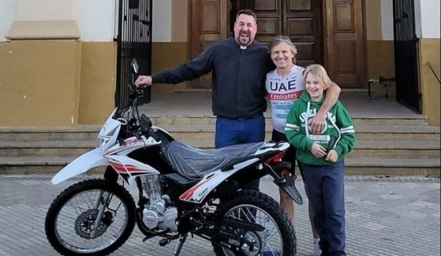 Marcos Di Palma donó una moto al padre Albrecht para recorrer los barrios