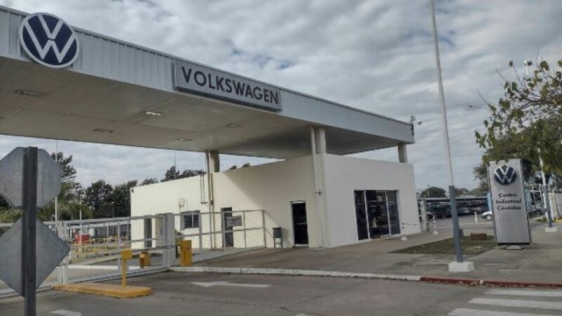 Denuncian más de 300 despidos en la planta de Volkswagen en Pacheco