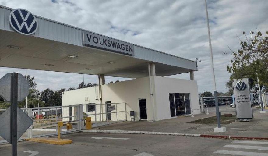 Denuncian más de 300 despidos en la planta de Volkswagen en Pacheco