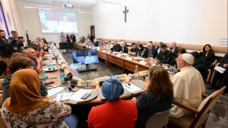 El Papa alentó a los movimientos populares a seguir levantando la bandera de las 3T