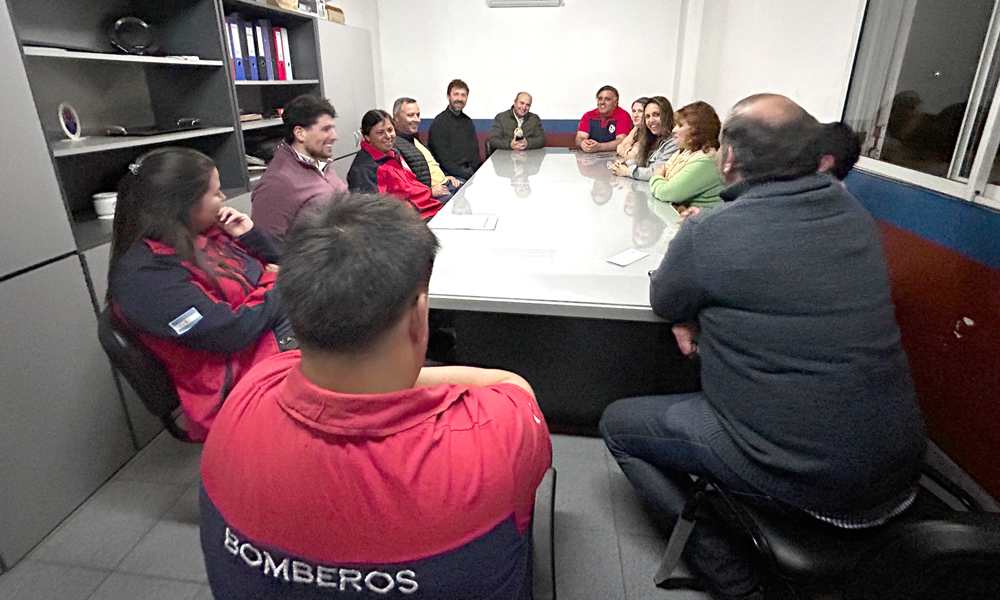 Mittelbach entregó un importante aporte económico y una nueva asistencia mensual a Bomberos Voluntarios de Ameghino