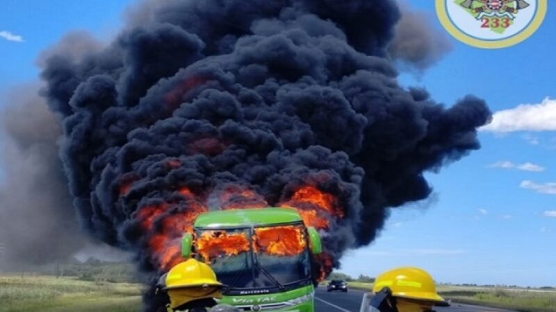 Micro de larga distancia se incendió en la Ruta 11, Km 292