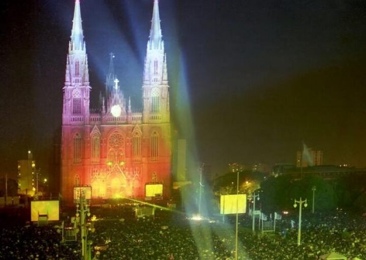 Inauguran un nuevo sistema de iluminación externa en la catedral platense