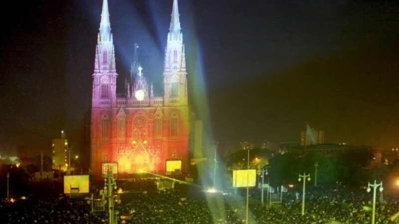 Inauguran un nuevo sistema de iluminación externa en la catedral platense