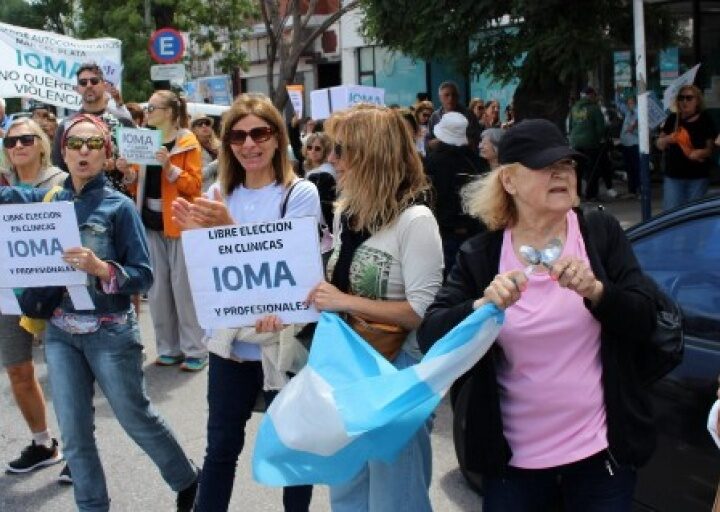 Ruidosa manifestación de jubilados ante la sede del IOMA