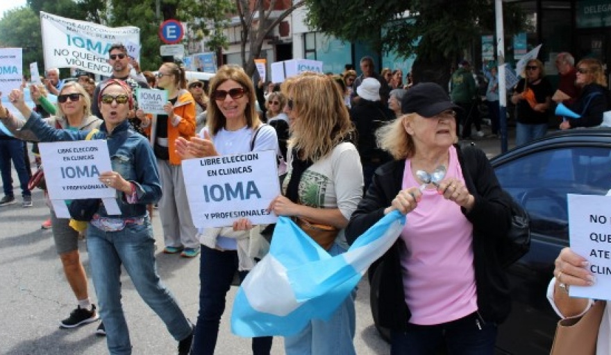 Ruidosa manifestación de jubilados ante la sede del IOMA