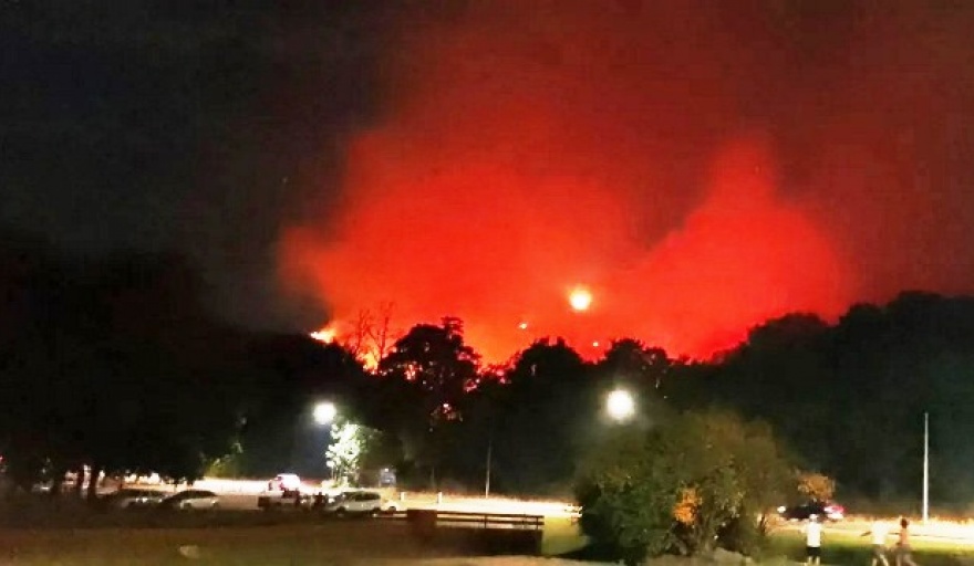 Incendio en el Cerro de la Cruz lugar de atracción turística de Tandil