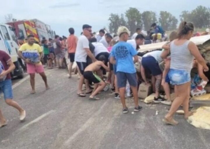 Vuelca camión con bebidas en ruta 8, muere el chofer y lugareños saquean la carga