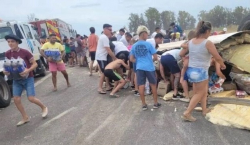 Vuelca camión con bebidas en ruta 8, muere el chofer y lugareños saquean la carga