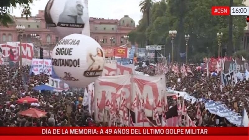 Multitudinaria movilización en Plaza de Mayo a 49 años del último Golpe de Estado