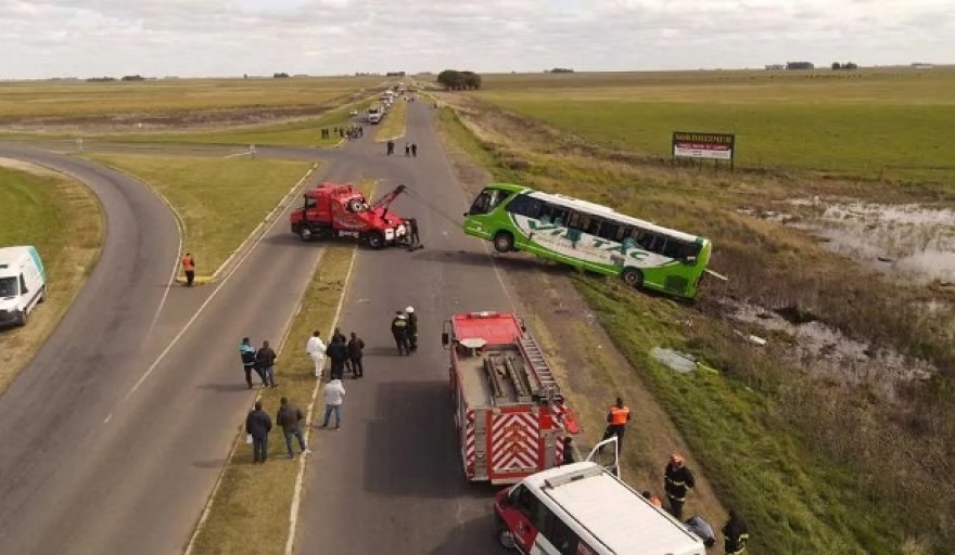 Vuelco de colectivo ocasiona cinco muertes y varios heridos; detienen al chofer