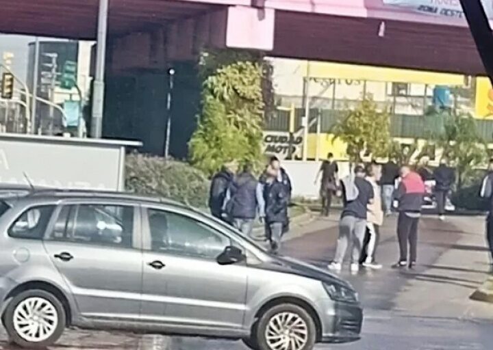 Choferes disidentes de la UTA visibilizan sus reclamos en Puente Pueyrredón, Acceso Oeste y Campana