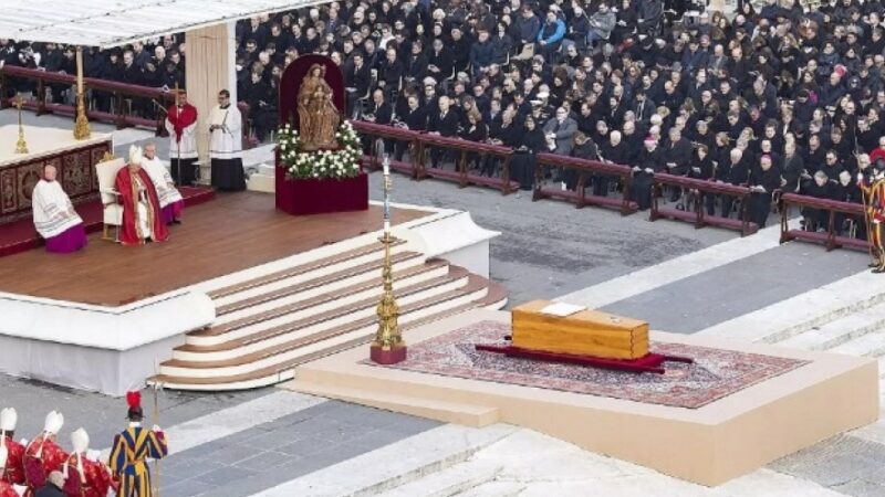 El funeral del Papa Francisco seguirá un rito renovado y más sencillo