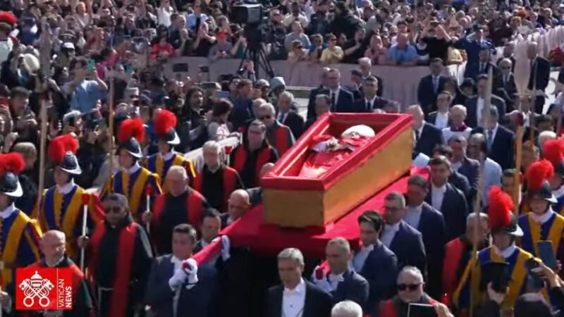 El cuerpo del Papa Francisco ya descansa en la Basílica de San Pedro