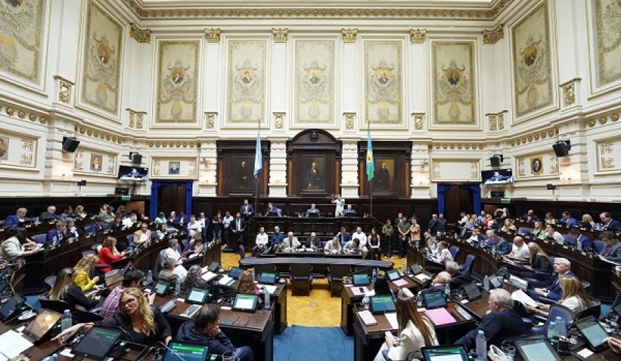 Kirchneristas y opositores votan alineados proyecto que complica a Kicillof