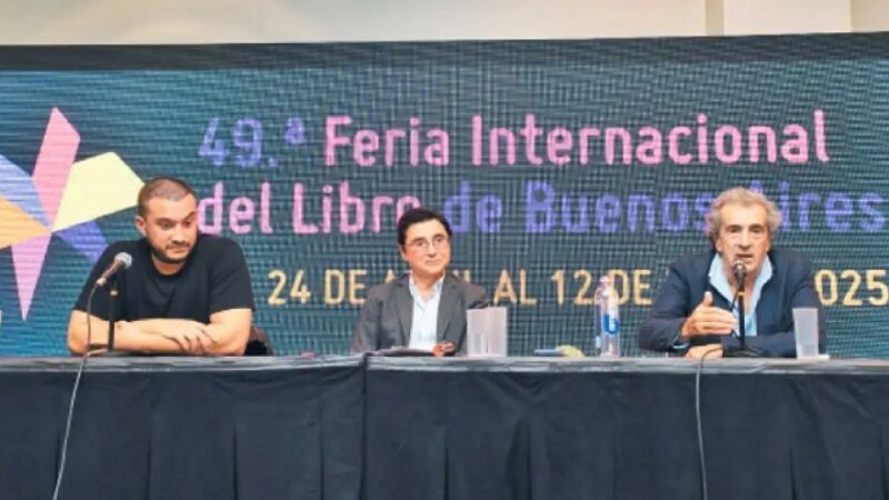 Periodistas interpelaron a empresarios de medios durante una charla en la Feria del Libro
