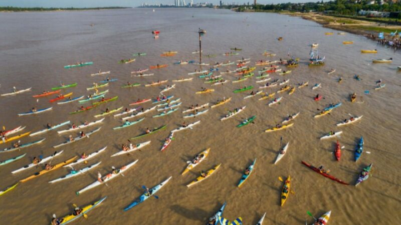 Kayakistas emprenden una travesía simbólica para proteger el río Paraná