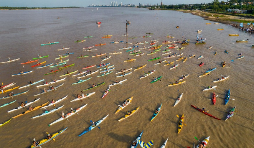 Kayakistas emprenden una travesía simbólica para proteger el río Paraná