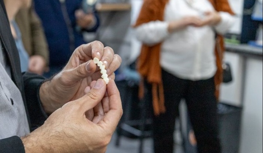Desarrollaron un material líquido para producir piezas dentales de alta calidad