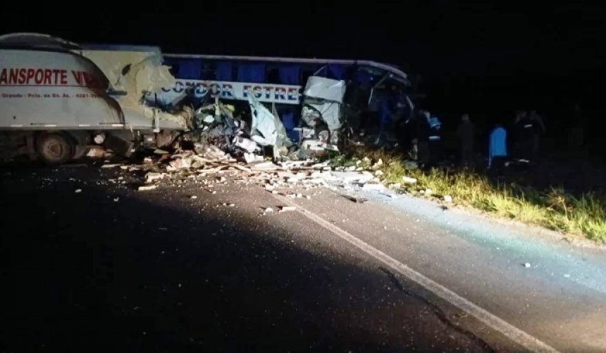 Choque frontal en Ruta 3 entre un micro y un camión dejó 4 muertos y 16 heridos