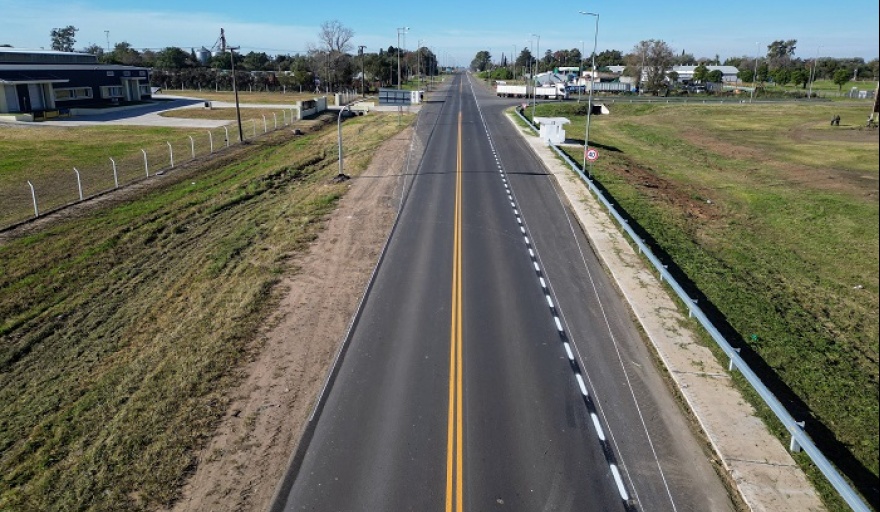 Inauguran repavimentación de la Ruta Provincial 31 y entregan patrulleros, escrituras y una ambulancia