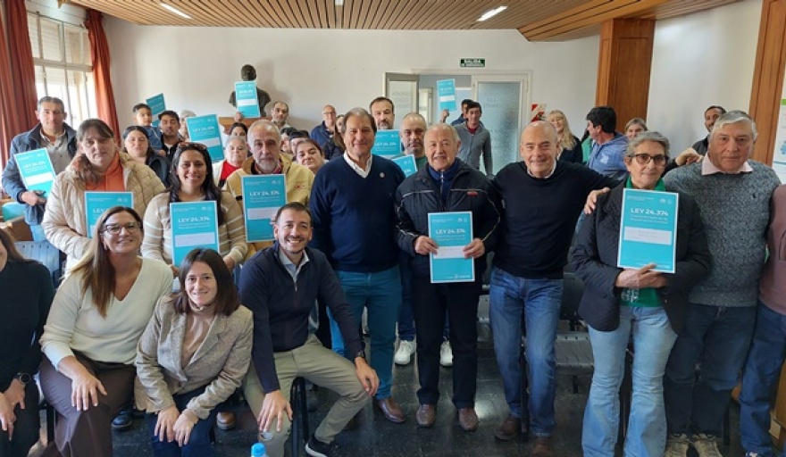 Familias de La Madrid, Laprida, Las Flores y Rivadavia recibieron las escrituras de sus viviendas