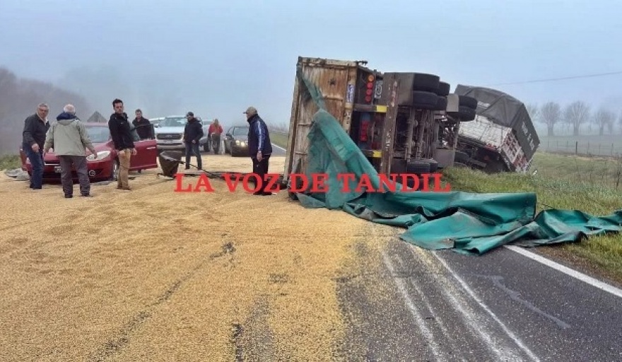 Vuelco de un camión tras una maniobra imprudente del conductor de una Amarok