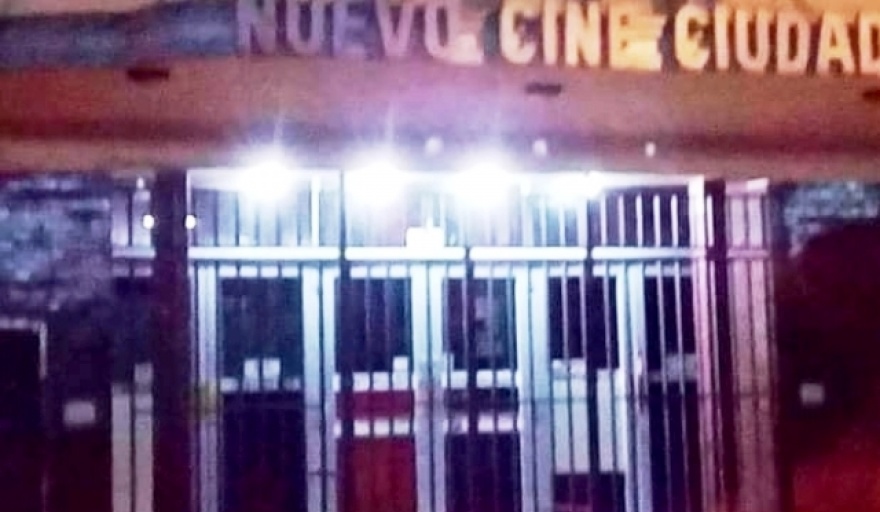 Allanan un cine en Tres de Febrero que encubría explotación sexual