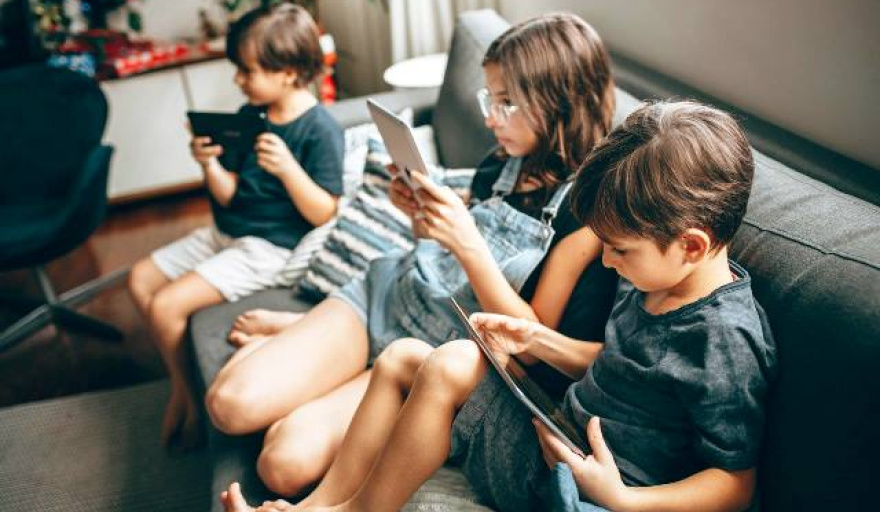 Crece la preocupación de padres argentinos por el uso excesivo de pantallas en niños