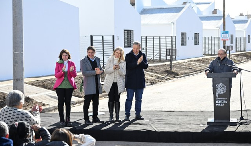 Kicillof y Magario entregaron 110 viviendas a familias de Berazategui