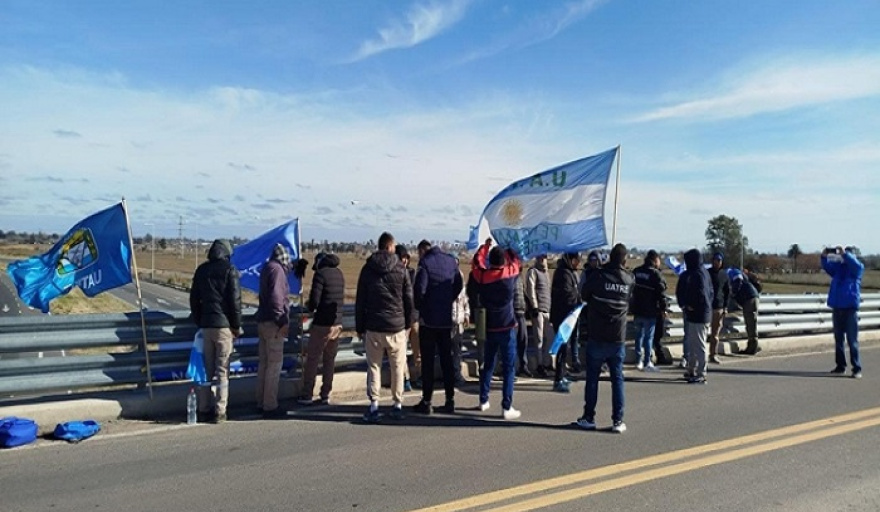 Tras cortes de rutas, trabajadores rurales logran aumento salarial que las entidades del agro negaban