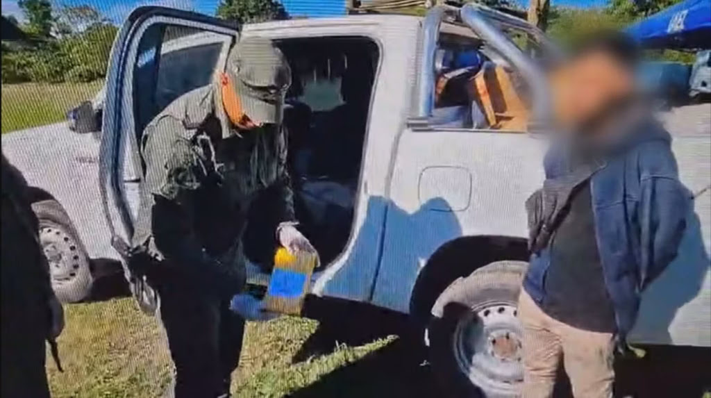 Otra de policías corruptos: siete oficiales de la División Antinarcóticos fueron detenidos por el intento de robo de 9 kilos de cocaína