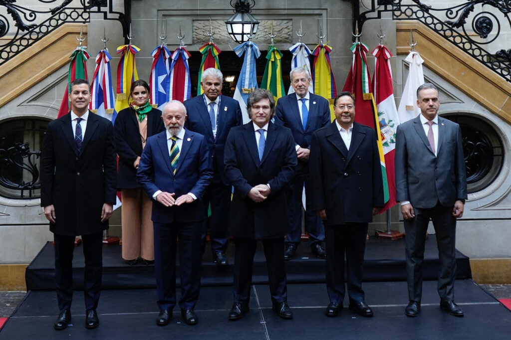 Otro volantazo de Milei y su tropa: tras tildar al Mercosur de “escollo” para la Argentina, festejaron el acuerdo con Europa